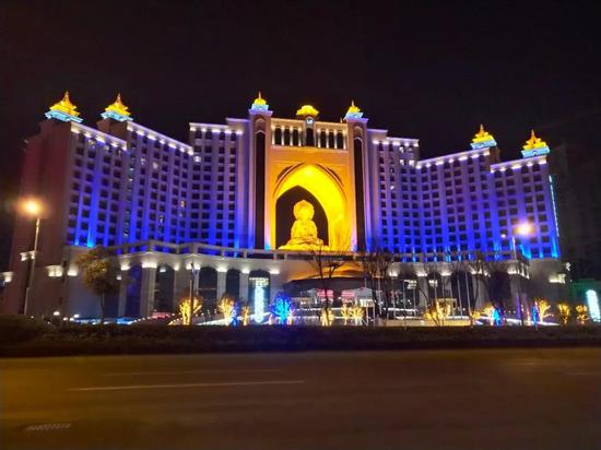 夜幕中的权健华东国际会议中心。摄影：李秀芝