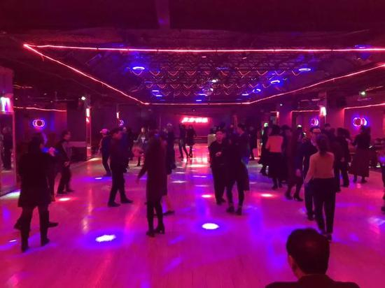 两支舞之间，老陈观察着舞池内的情况。新京报记者党元悦 摄