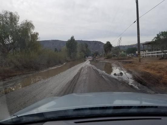 （通往美墨边境的泥泞道路。傅毓涛摄。）