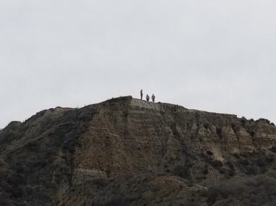 （在高处警戒的疑似边防人员。傅毓涛摄）