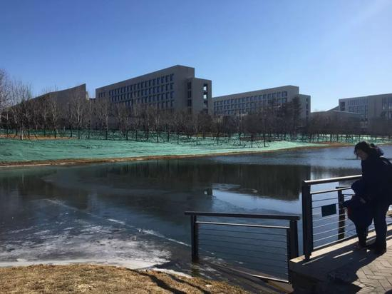 　从水畔眺望市委、市人大常委会、市政协办公区