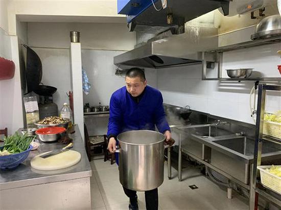 杜军现在打两份工，上午在汉口水塔街华中社区食堂做事。&nbsp;&nbsp;&nbsp;&nbsp;受访者供图