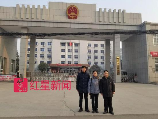 　　▲开庭前，张玉玺（左）与辩护律师张晓静（中）、辩护律师徐昕（右）在法院前合影&nbsp; &nbsp; 图据红星新闻