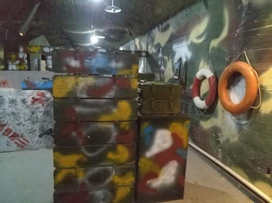 军事酒吧是建造在废弃的防空洞当中的（图为“弹药箱”）