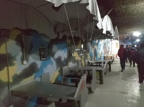 军事酒吧是建造在废弃的防空洞当中的（图为降落伞桌椅）