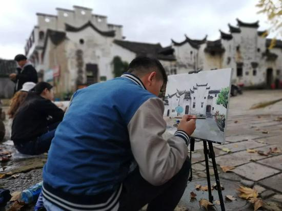  ▷返乡创客的绘画工作室，成为缙云当地艺术院校学生的写生基地