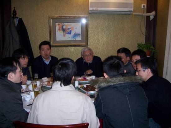  图说：2007年阮雪榆院士与留校同学共进午餐欢度新春