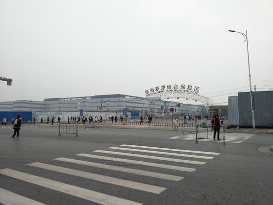 下班的工人陆续走出富士康E区厂区。摄影/新京报记者 陆一夫 实习生 王浩然