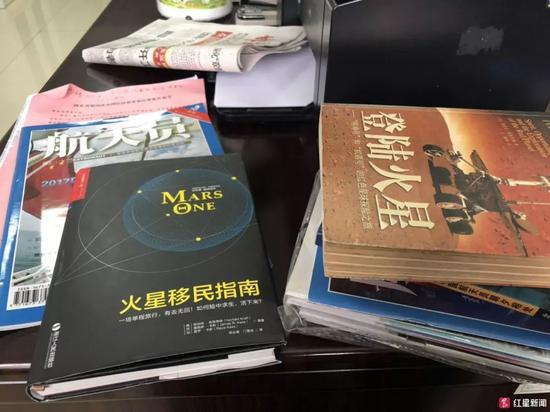  李大鹏办公室里放的跟火星有关的书籍。图片来源：红星新闻