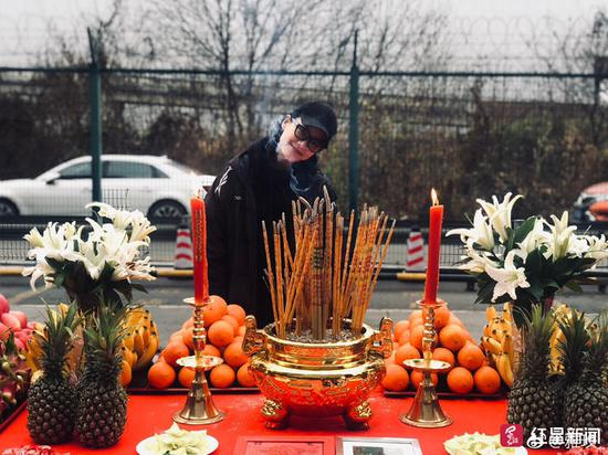  ↑《中国机长》今天成都开机场景，图为演员张雅玫