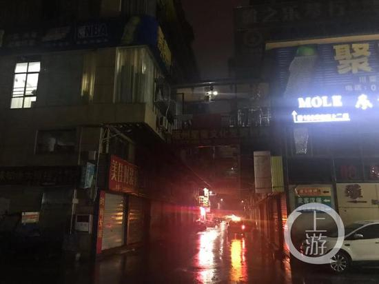 ▲案发公寓每层楼都住着近百户人家，大部分是外来务工人员。摄影/记者 时婷婷