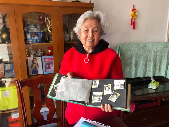 李凤莲向知道君展示年轻时照片。新京报记者 王俊 摄