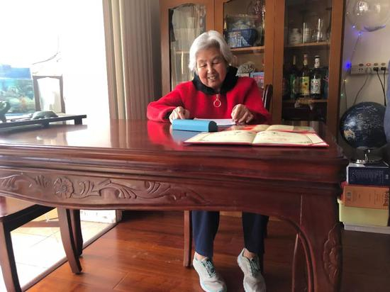 　李凤莲在家中接受采访。新京报记者 王俊 摄