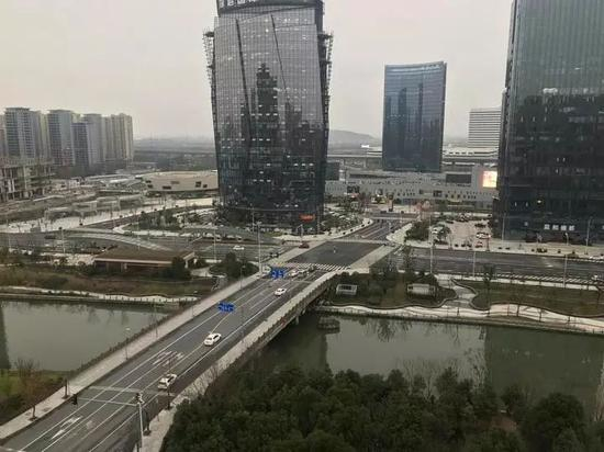  郝中友出租房窗外的世界