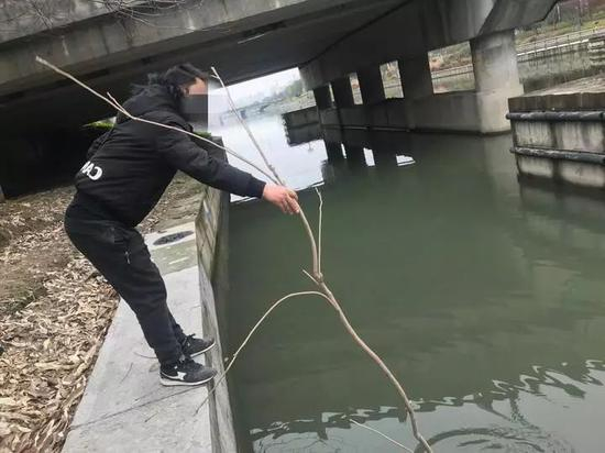 岸边水不到40厘米深