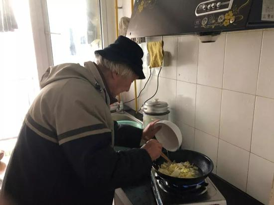 正在做饭的王肃中。新京报记者杜雯雯&nbsp;摄