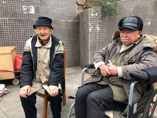 　王肃中和邻居。新京报记者杜雯雯&nbsp;摄