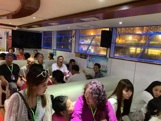 夜游三亚湾 不加钱只能从窗户里看景