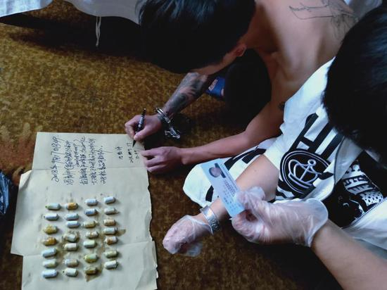 冯某对自己排泄出的306.69克毒品签字确认