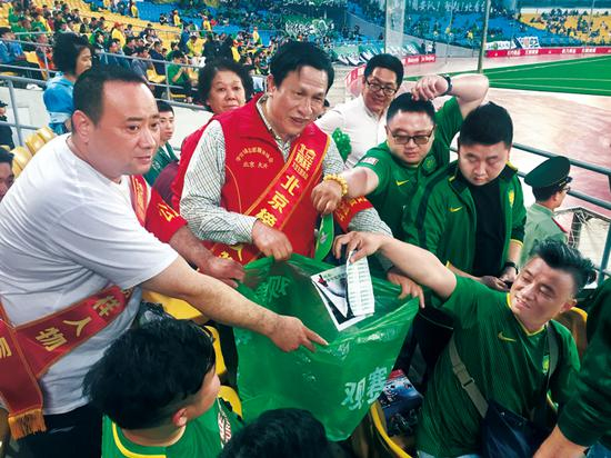 在2018年“助力冬奥 文明观赛”活动上，北京榜样带领观众捡拾赛场垃圾。 中共北京市委宣传部供图