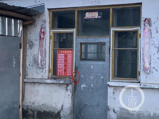  △3月3日，铁锁把门的王磊家。摄影/ 记者张莹