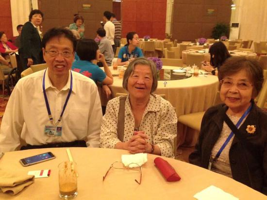 渡边与抗日老战士（日本籍）的后代——小林阳吉（左一）在北京