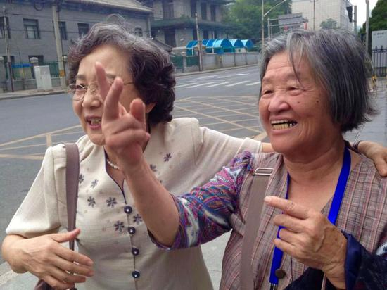 图为渡边（右一）与战友回到中国访问