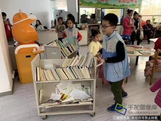 和平里第一小学少先队三月深入开展了“学雷锋，做好事，争当小小志愿者”主题活动。学校供图。