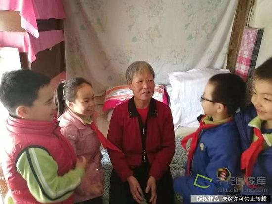 东四九条小学学生走访空巢老人。学校供图。