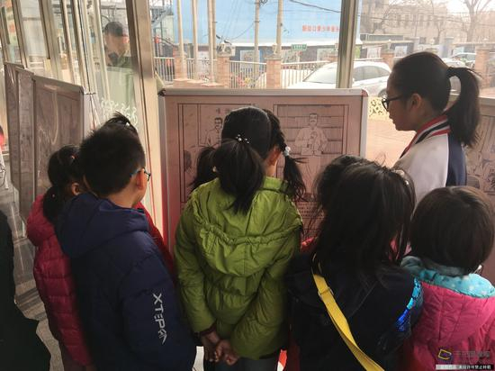 北京市第十四中学进社区传递文明精神。学校供图。