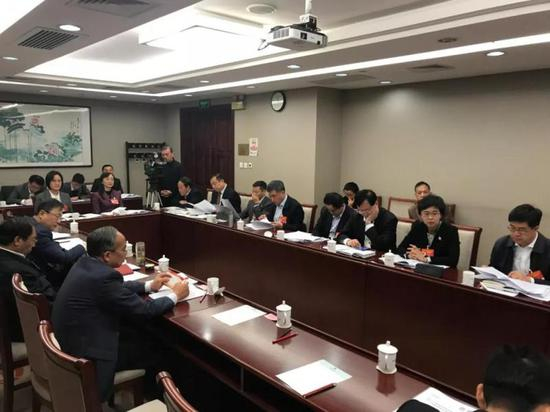 　　山西代表团分组审议政府工作报告