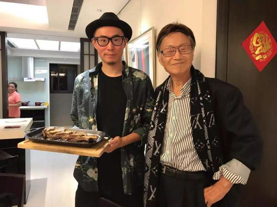  傅达仁（右）和儿子在一起。受访者供图