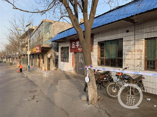  枣岭乡主街北侧近600米房屋拉上警戒线，不准任何人靠近。摄影/上游新闻见习记者 贾晨