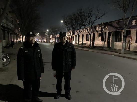 从临汾市各公安分局调配来的警力，24小时在此执守。摄影/上游新闻见习记者 贾晨