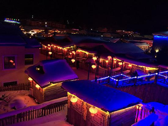 棒槌山观光栈道夜景，导游展示了一张类似照片