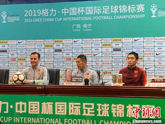 卡纳瓦罗出席中国杯赛前发布会，始终面带笑容。 王思硕 摄