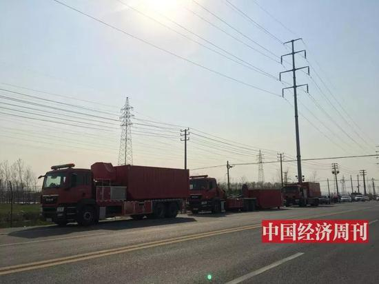 响水生态化工园区外整装待命的消防车辆