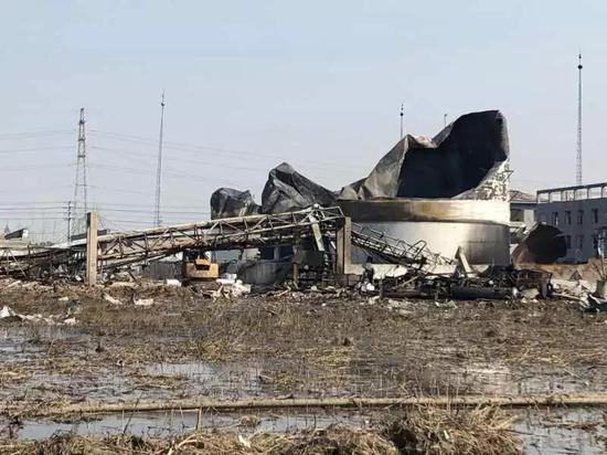 3月23日，爆炸后的苯罐和甲醇罐。新京报记者向凯 摄