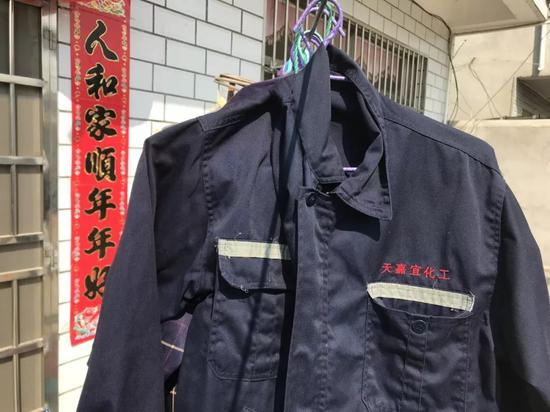 院子里的晾衣绳上，挂着一件龚同山的蓝色工服。新京报记者 祖一飞 摄