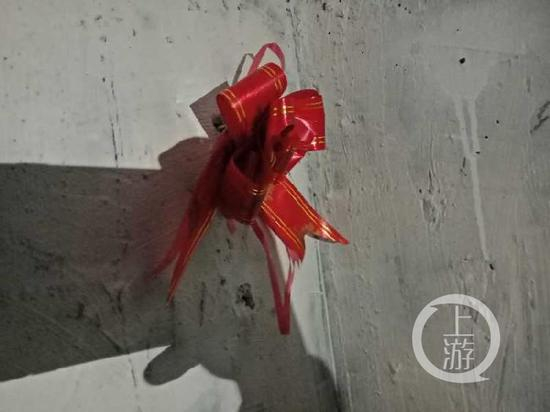  ▲不知怀着何种阴暗病态心理，嫌疑人龙某和竟在囚禁少女的暗格四角，各挂上一个只有新人结婚时才佩带的胸花。摄影/上游新闻记者 牛泰