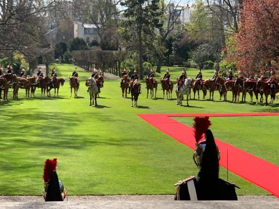  △总理府前的草坪上，欢迎习近平的马队。（央视记者黄京辉拍摄）