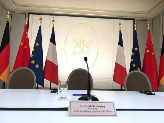  △这是闭幕式上习近平的座席。（央视记者拍摄）