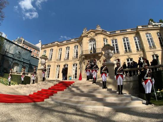  △总理府前礼兵就位。（央视记者张淳拍摄）