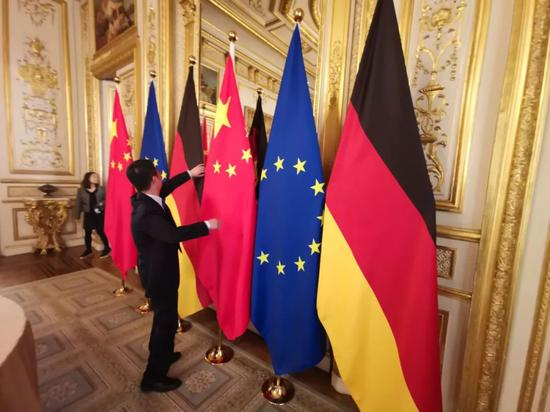  △马里尼宫会谈厅。工作人员正在为双边会见做准备。（央视记者张晓鹏拍摄）