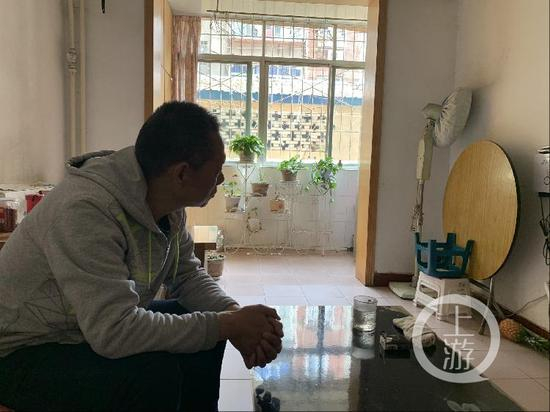 ▲改判后的王华州生活在母亲家。29年后，他终于等来了无罪判决，但对个人今后的路，他毫无信心。摄影/上游新闻见习记者&nbsp; 贾晨