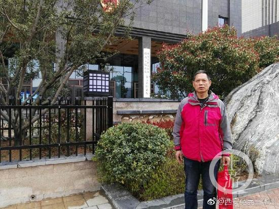  ▲王华州前往位于西安航天城的最高人民法院第六巡回法庭递交申诉状。受访者供图