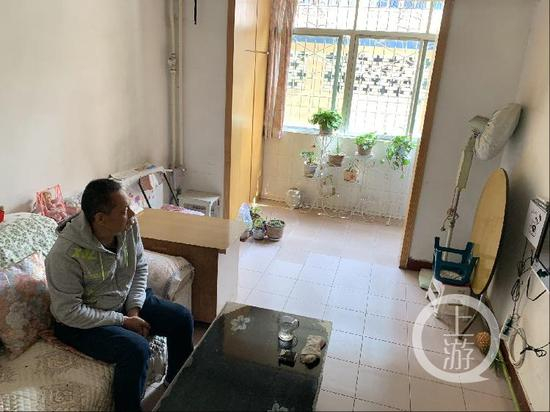 ▲改判后的王华州生活在母亲家，屋内的家当还是他入狱前的样子。摄影/上游新闻见习记者&nbsp; 贾晨