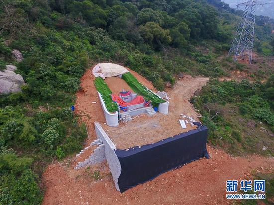 福州市长乐区松下镇境内一处新建坟墓被织物覆盖（3月14日无人机拍摄）。新华社记者 姜克红 摄