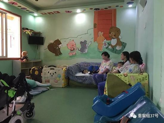 ▲3月20日午饭后，蝴蝶之家的护理阿姨正在哄孩子睡觉。 &nbsp; &nbsp;&nbsp;新京报记者 周世玲 摄
