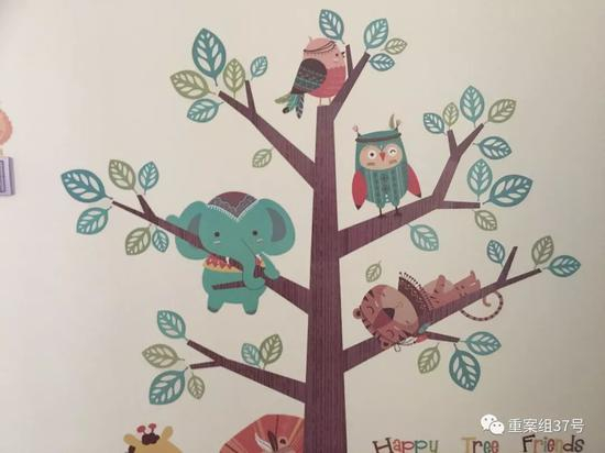 ▲雏菊之家的墙上，贴着小动物和大树的墙贴。 &nbsp; &nbsp; 新京报记者 周世玲 摄